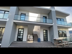 Dostosowywalny bezramkowy system szklanych poręczy dla bezpiecznych i nowoczesnych ogrodzeń zewnętrznych