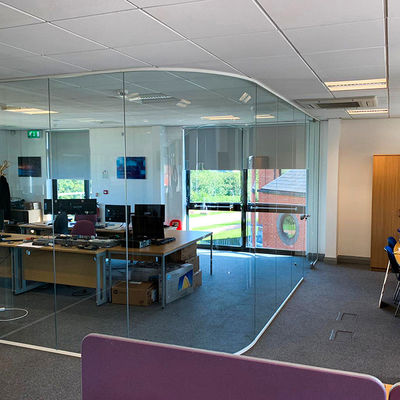 Nowoczesny design grube ramy szklane ściany biurowe ze szkłem hartowanym