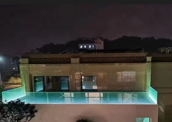 Zwierzchnia zewnętrzna aluminiowa, ze szklanym balustradem, lekka, ze światłem LED.