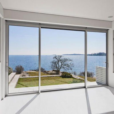 Wymiana drzwi przesuwnych z aluminium o cienkim, lekkim profilu przez oczyszczone szkło