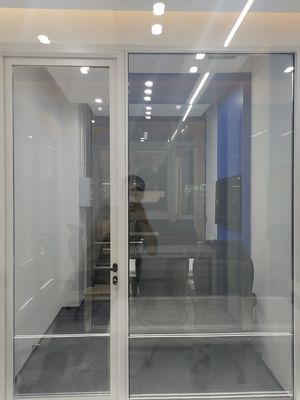 Izolowane, ocieplone, przezroczyste szkło, aluminiowe, huśtawcze drzwi kuchenne