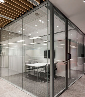 Zastosowane rozmiary Aluminiowe drzwi swingowe Tempered izolowane drzwi swingowe szkło