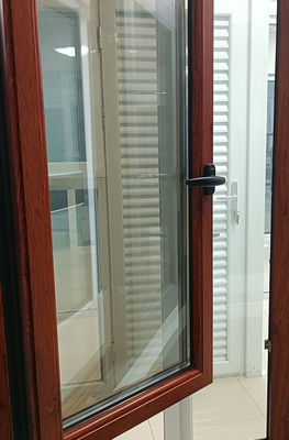 Okienko z osłonami aluminiowymi z powłoką powłoką