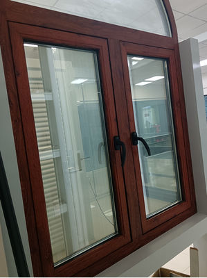 Okienko z osłonami aluminiowymi z powłoką powłoką