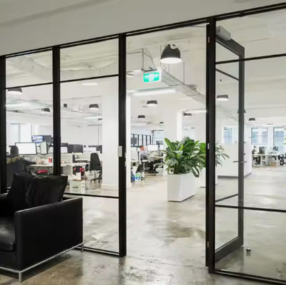 Dwukrotnie osadzone aluminiowe ramy swingowe, nowoczesny design ze szkłem hartowanym.