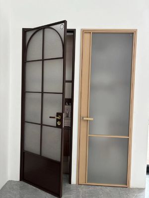 Wnętrze z aluminium drzwi swingowe