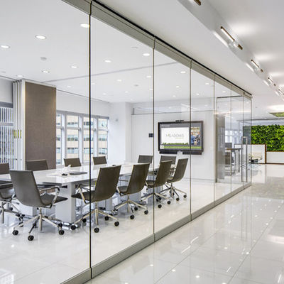 Zindywidualizowane 8 mm szklane drzwi rozdzielcze odporne na kurz i izolacje akustyczne