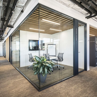 Ściana rozdzielcza ze szkła ciężkiego użytku Bezpieczeństwo Ściana rozdzielcza ze szkła o profilu aluminium