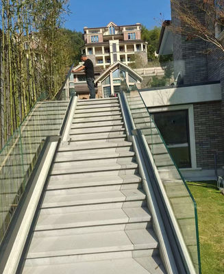 Balustrada balkonu ze szkła zewnętrznego z aluminiowym kanałem w kształcie U