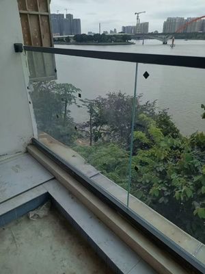 Bezramkowa aluminiowa bariera szklana U-kanału prostokątna balustrada U-kanału