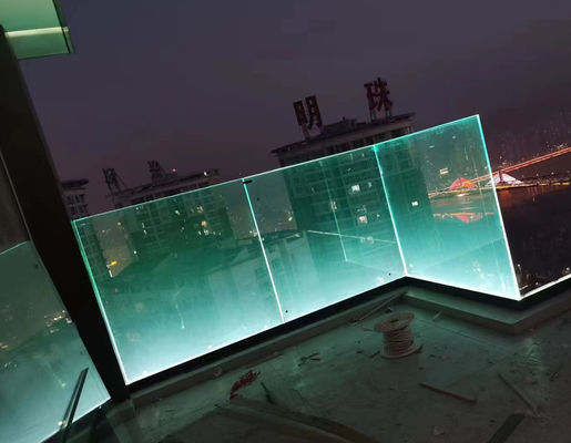 Bezramkowe aluminium i szklane balustrady w kształcie prostokąta z światłem LED