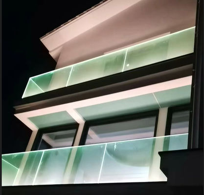 Zwierzchnia zewnętrzna aluminiowa, ze szklanym balustradem, lekka, ze światłem LED.