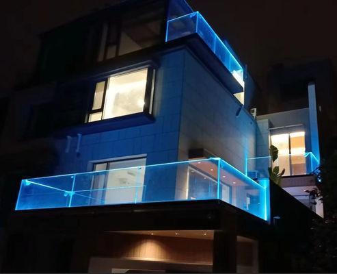 Zwierzchnia zewnętrzna aluminiowa, ze szklanym balustradem, lekka, ze światłem LED.