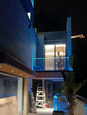 Łatwa instalacja Szklane balustrady z aluminiowego kanału U Moderne ze światłem LED