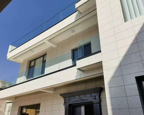 Dostosowywalny bezramkowy system szklanych poręczy dla bezpiecznych i nowoczesnych ogrodzeń zewnętrznych