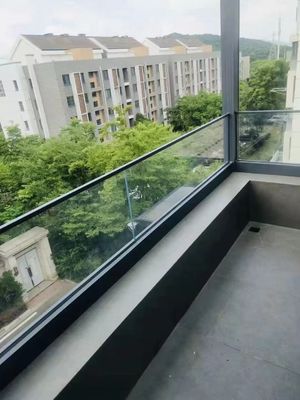 Nowoczesny projekt balustrady ze szkła temperowanego