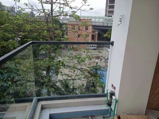 Nowoczesny projekt balustrady ze szkła temperowanego