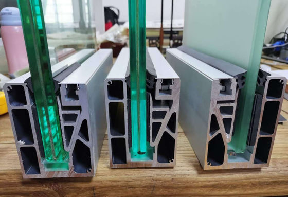 Odporny na korozję i trwały Nowoczesny projekt Bezramkowa balustrada szklana Aluminiowa balustrada szklana