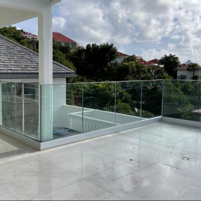 Zamówiony balustrada bezramkowa 8mm, 10mm, 12mm Aluminium U Channel System