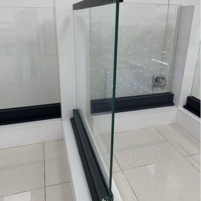 Nowoczesne 8+8mm Laminated Tempered Glass Railing z Aluminium U Channel dla trwałości i 5+ lat gwarancji