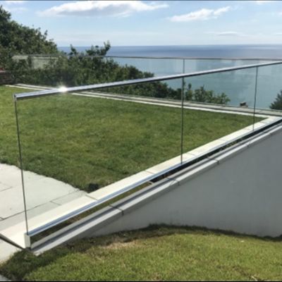 Stabilny balkon ze szkła hartowanego balustrady Szkło U system kanału z aluminium klamry