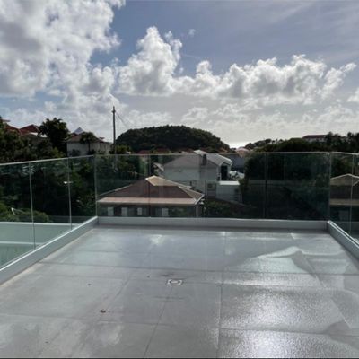Otwarty widok bezramkowy balkon balustrada Szklany kanał U z światłami LED