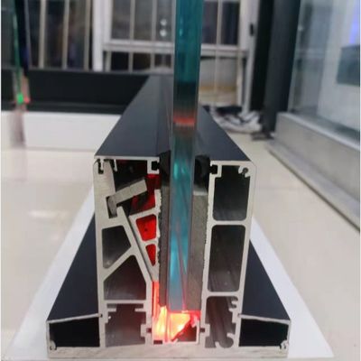 Otwarta balustrada szklana bezramowa z profilem U z oświetleniem LED i ponad 5-letnią gwarancją