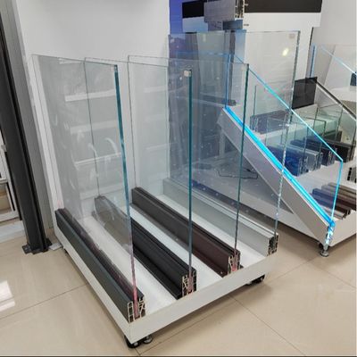 Otwarty widok bezramkowy balkon balustrada Szklany kanał U z światłami LED
