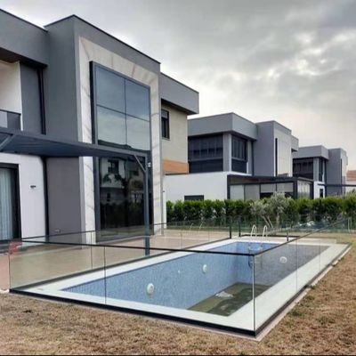 Otwarty widok bezramkowy balkon balustrada Szklany kanał U z światłami LED