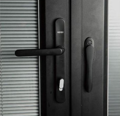 Komercyjne drzwi składane z aluminium z kluczem wielopunktowym o niskiej konserwacji i zabezpieczeniach