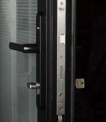 Zamówione wodoodporne ramy aluminiowe Dwawiaste drzwi z wysoką trwałością i efektywnością energetyczną