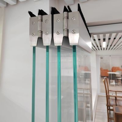 Szczupłe i nowoczesne aluminiowe drzwi składane z bezpiecznym mechanizmem zamykania i dobrą izolacją akustyczną