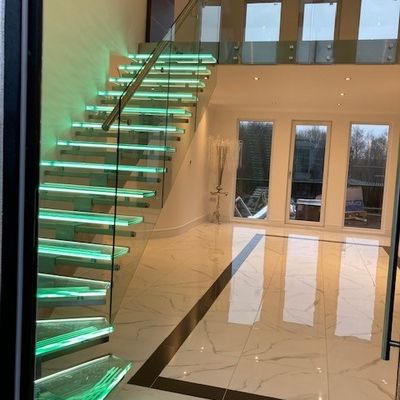 OEM/ODM Niestandardowe Elegant Design Szklane Schody Z Szklanymi Rurami I Auto Led