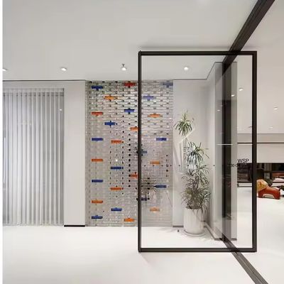 Wnętrze drzwi z aluminiowych zawiasów ze szkła i grubości ramy 1,8 mm