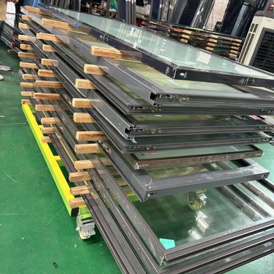 Dwuskrzydłowe, przeszklone, przezroczyste drzwi, wytrzymałe, izolowane termicznie