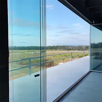 Składane szklane drzwi bezramowe z aluminium o profilu 2,0 mm do przegród wewnętrznych z możliwością dostosowania koloru ramy