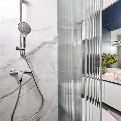 Zindywidualizowana aluminiowa przegródka do łazienki z grubością profilu 1,4 mm i szkłem zamrożonym