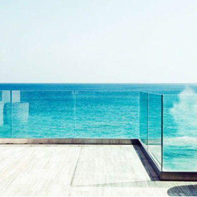 Nowoczesne wzornictwo 12mm hartowane szkło U kanał balustrada z pięcioletnią gwarancją i wykończeniem odpornym na warunki atmosferyczne