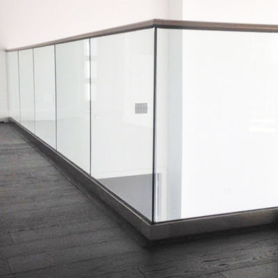 Nowoczesne wzornictwo 12mm hartowane szkło U kanał balustrada z pięcioletnią gwarancją i wykończeniem odpornym na warunki atmosferyczne