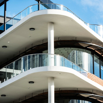 Aluminiowe płaskie, zakrzywione, bezramkowe budynki ze szklanym panelem balkonem balustradą