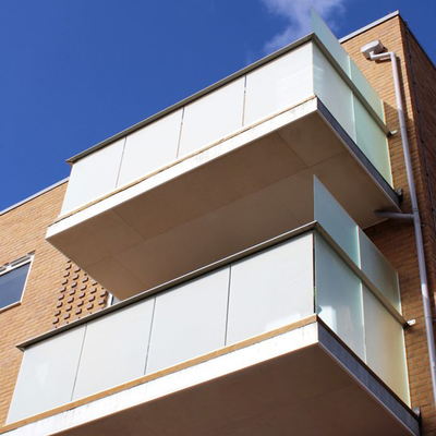 Aluminiowe płaskie, zakrzywione, bezramkowe budynki ze szklanym panelem balkonem balustradą