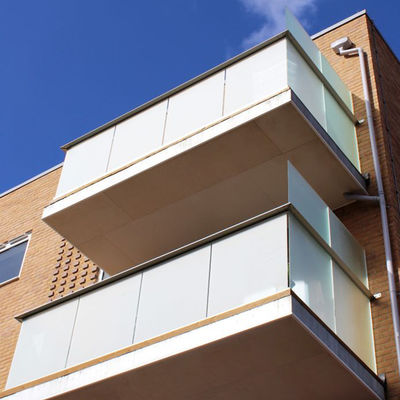 Konfigurowalna balustrada ze szkła profilowego U z pięcioletnią gwarancją i hartowanym szkłem laminowanym