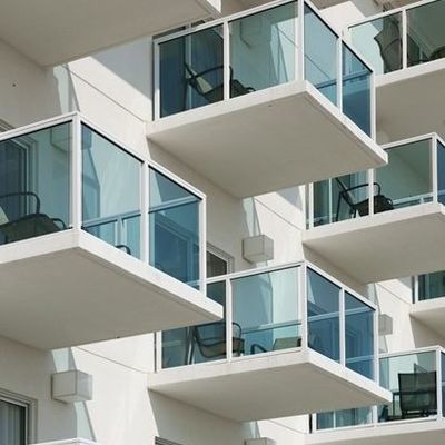 Niestandardowy czarny powłok bez ramy U Channel Szklany Reling z 12 mm twardą balustradą szklanej