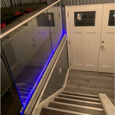 Kolorowe światło LED szkło laminowane U Channel System Szklane balustrady do patio