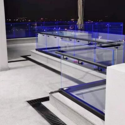 Nowoczesne balustrady balkonów zewnętrznych