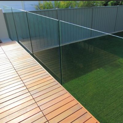Otwarty widok bezramkowy balkon balustrada Szklany kanał U z światłami LED