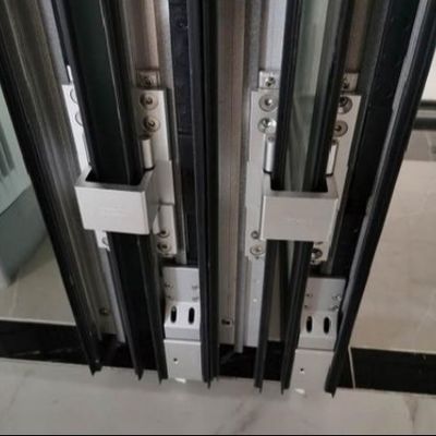 Komercyjne drzwi składane z aluminium z kluczem wielopunktowym o niskiej konserwacji i zabezpieczeniach