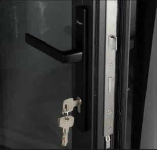 Nowoczesny wnętrze patio Szkło wodoodporne system drzwi dwustronnych aluminiowych do restauracji